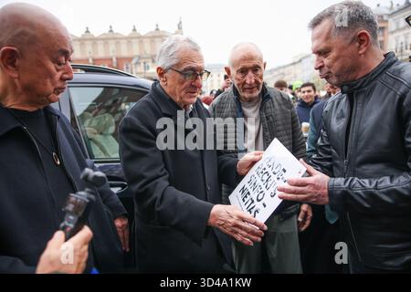 Krakau, Polen. November 2025. Nobu Matsuhisa, Robert de Niro, Meir Teper und Stanislaw Mazur, Vize-Bürgermeister von Krakau, werden am 9. November 2025 auf dem Hauptplatz in Krakau, Polen, gesehen. Ein US-amerikanischer Schauspieler plant, ein neues Hotel im rekonstruierten Gebäude in Krakau unter der Marke Nobu zu eröffnen, dessen Miteigentümer er ist. (Kreditbild: © Beata Zawrzel/ZUMA Press Wire) NUR REDAKTIONELLE VERWENDUNG! Nicht für kommerzielle ZWECKE! Quelle: ZUMA Press, Inc./Alamy Live News Stockfoto