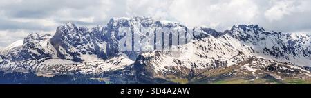 Majestätische, schneebedeckte Bergkette unter bewölktem Himmel, Panoramablick in der Nähe des Tal von Funes in den Dolomiten, Italien Stockfoto