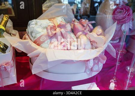 Mailand, Italien - 12. April 2025: VOYA Milano Boutique. Elegante Geschenkkörbe für Ostern und luxuriöse Süßigkeiten, umwickelt mit rosa Bändern. Festliche Fensteranzeige Stockfoto