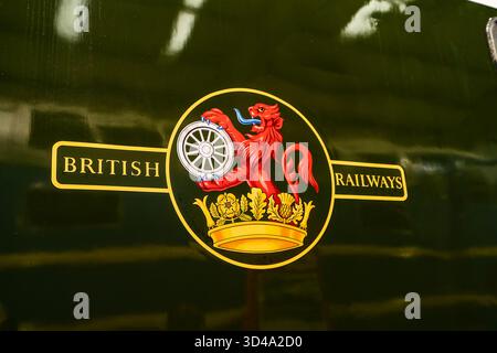Logo der British Railways mit rotem Löwen und Kronenemblem auf grüner Lokomotive Stockfoto
