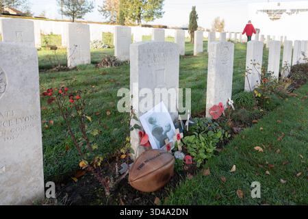 Poperinge, Belgien. November 2025. Vor dem Grabstein von Sergeant Dave Gallaher liegt am 9. November 2025 ein Rugbyball auf dem Nine Elms war Cemetery in Poperinge, Flandern, Belgien. David Dave Gallaher war Kapitän des All Blacks Rugby Teams 1905 in Neuseeland und starb im Ersten Weltkrieg am 4. Oktober 1917. Quelle: Jürgen Schwarz/Alamy Live News Stockfoto