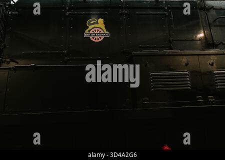 Logo der British Railways auf der dunkelgrünen Karosserie der Dampflokomotive Stockfoto