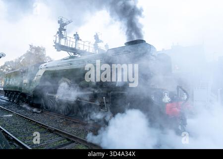 Fliegende Scotsman 60103 Dampflokomotive mit dramatischem Rauch am Bahnhof Grosmont, North Yorkshire Moors Railway Stockfoto