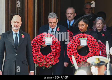 London, Großbritannien. November 2025, London UK.. Jedes Jahr schließen sich Mitglieder der britischen Königsfamilie Politikern, Veteranen und Mitgliedern der Öffentlichkeit im Cenotaph in Whitehall an, um an diejenigen zu erinnern, die im Kampf ums Leben gekommen sind. Im Bild: Premierminister Sir Keir Starmer und Oppositionsführer Kemi Badenoch mit Kränzen führen andere Politiker aller Parteien nach Whitehall. Quelle: MartinJPalmer/Alamy Live News Stockfoto