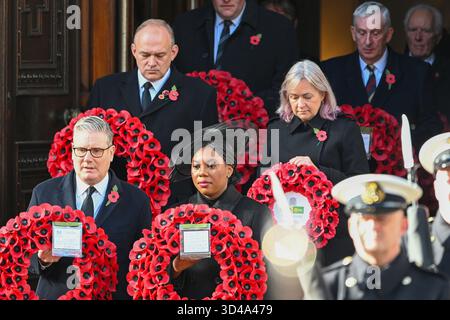 London, Großbritannien. November 2025, London UK.. Jedes Jahr schließen sich Mitglieder der britischen Königsfamilie Politikern, Veteranen und Mitgliedern der Öffentlichkeit im Cenotaph in Whitehall an, um an diejenigen zu erinnern, die im Kampf ums Leben gekommen sind. Im Bild: Premierminister Sir Keir Starmer und Oppositionsführer Kemi Badenoch mit Kränzen führen andere Politiker aller Parteien nach Whitehall. Quelle: MartinJPalmer/Alamy Live News Stockfoto