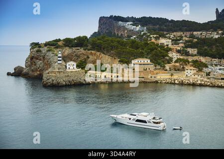 Die Yacht auf dem Wasser in der Nähe des Ufers von Port de Soller, Mallorca, Spanien Stockfoto