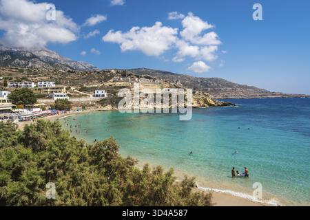 Lefkos Beach, Karpathos, Griechenland - August 2022 : Weißer Sandstrand und kristallklares Wasser an einem beliebten und wunderschönen griechischen Strand Stockfoto