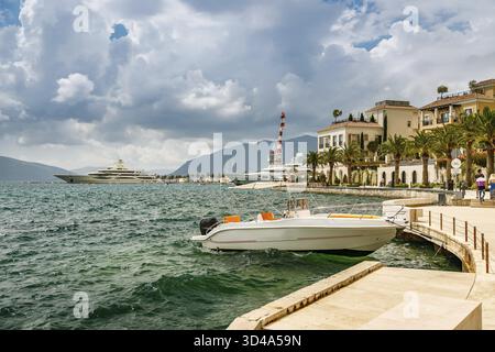 Wunderschöne Meereslandschaft mit einer kleinen Yacht im Hafen von Tivat, Montenegro Stockfoto