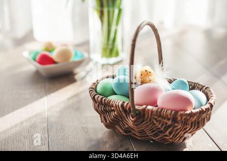 Pastellfarbene Ostereier in einem Korb Stockfoto
