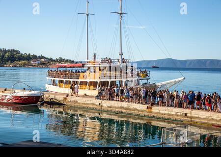 Passagiere, die auf ein Segelschiff warten, um eine Inselhüpffahrt im kroatischen Küstenort Makarska Kroatien zu Unternehmen Stockfoto