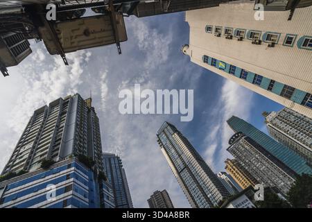Chongqing, China - August 2019 : Moderne Geschäfts- und Geschäftsgebäude im Jiefangbei-Viertel in der Innenstadt von Chongqing Stockfoto