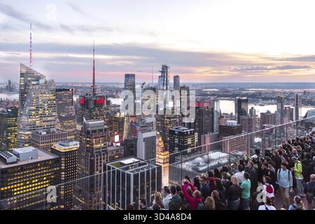 NEW YORK, USA - 17. Mai, 2019: Touristen Bilder von einem Dach auf Manhattan Wolkenkratzer Rockefeller Center Stockfoto