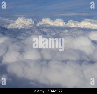 Anzeigen von Wolken aus dem Flugzeugfenster, einer Gruppe von Wolken im Himmel Stockfoto