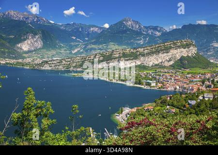 Aus der Vogelperspektive auf den nördlichen Teil des Gardasees mit wunderschönen Bergen, Italien Stockfoto