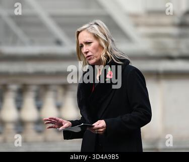 London, Großbritannien. November 2025, London UK.. Jedes Jahr schließen sich Mitglieder der britischen Königsfamilie Politikern, Veteranen und Mitgliedern der Öffentlichkeit im Cenotaph in Whitehall an, um an diejenigen zu erinnern, die im Kampf ums Leben gekommen sind. Im Bild: BBC-Nachrichtenmoderatorin Sophie Raworth, während sie sich auf die Live-Berichterstattung der Veranstaltung vorbereitet. Quelle: MartinJPalmer/Alamy Live News Stockfoto