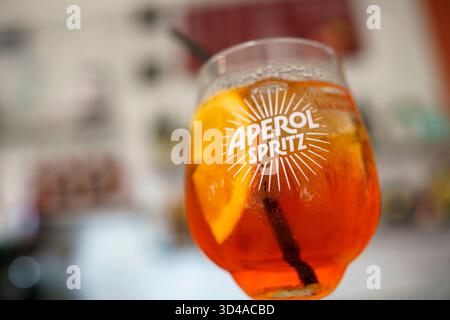 Crema, Italien - 25. August 2025 erfrischender Orangen-Aperitif-Cocktail, serviert in einem hohen Glas mit Eiswürfeln und einer Scheibe Zitrusfrucht Stockfoto