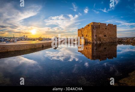 Landschaft mit mittelalterlicher Architektur von Paphos bei Sonnenuntergang, Zypern Stockfoto