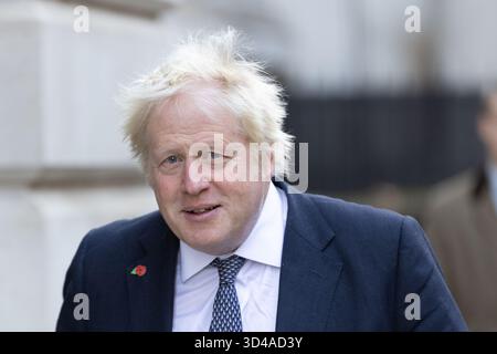 London, Großbritannien. November 2025. Der frühere britische Premierminister Boris Johnson geht durch die Downing Street für den National Service of Remembrance im Cenotaph in Whitehall, London. Quelle: SOPA Images Limited/Alamy Live News Stockfoto