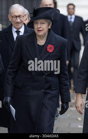 London, Großbritannien. November 2025. Die ehemalige britische Premierministerin Theresa May geht durch die Downing Street für den National Service of Remembrance im Cenotaph in Whitehall, London. Quelle: SOPA Images Limited/Alamy Live News Stockfoto