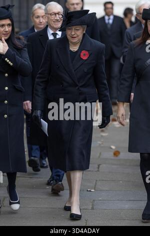 London, Großbritannien. November 2025. Die ehemalige britische Premierministerin Theresa May geht durch die Downing Street für den National Service of Remembrance im Cenotaph in Whitehall, London. Quelle: SOPA Images Limited/Alamy Live News Stockfoto