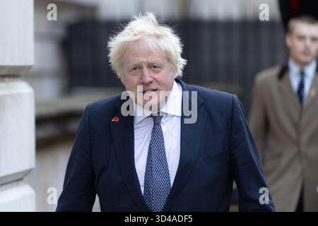 London, Großbritannien. November 2025. Der frühere britische Premierminister Boris Johnson geht durch die Downing Street für den National Service of Remembrance im Cenotaph in Whitehall, London. Quelle: SOPA Images Limited/Alamy Live News Stockfoto