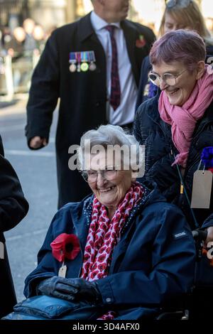Whitehall, London, Großbritannien. November 2025. Die 11. Stunde des 11. Tages. Tausende versammeln sich im Londoner Cenotaph, um an die Kriegstoten der Nationen zu erinnern. Veteranen und Militärpersonal nehmen am vergangenen märz Teil . Seine Majestät, der König, führte die versammelten in einer 2-minütigen Stille, gefolgt von der Verlegung von Kränzen durch Mitglieder der königlichen Familie und andere Würdenträger aus Großbritannien und der ganzen Welt: Credit Alamy Live News/Alan Fraser Stockfoto