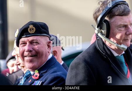 Whitehall, London, Großbritannien. November 2025. Die 11. Stunde des 11. Tages. Tausende versammeln sich im Londoner Cenotaph, um an die Kriegstoten der Nationen zu erinnern. Veteranen und Militärpersonal nehmen am vergangenen märz Teil . Seine Majestät, der König, führte die versammelten in einer 2-minütigen Stille, gefolgt von der Verlegung von Kränzen durch Mitglieder der königlichen Familie und andere Würdenträger aus Großbritannien und der ganzen Welt: Credit Alamy Live News/Alan Fraser Stockfoto