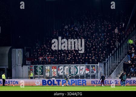 Fans und Unterstützer von Feyenoord Rotterdam schauen sich vor dem niederländischen Eredivisie-Spiel zwischen Go Ahead Eagles und Feyenoord Rotterdam am 9. November 2025 im Stadion de Adelaarshorst in Deventer, Niederlande, an. (Foto: Marcel ter Bals/MTB-Photo/Alamy Live News) Stockfoto