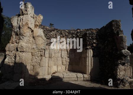 Mauer im Inneren des Khirbet Minya Tores, erbaut vom Kalifen Al Walid der Umayyaden aus dem 8. Jahrhundert am Ufer des Tiberius-Sees als Winterrückzugsort und Verwaltungszentrum. Stockfoto