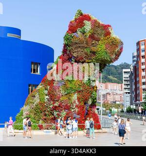 Bilbao, Spanien - 23. August 2025: Blumenskulptur des Welpen von Jeff Koons im Guggenheim Museum in Bilbao, Spanien. Stockfoto