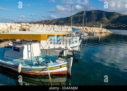 Fischerboote liegen im Hafen von Pomos, Republik Zypern Stockfoto
