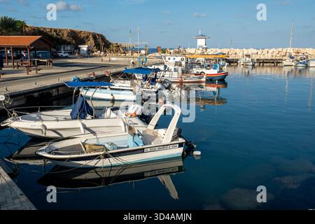 Fischerboote liegen im Hafen von Pomos, Republik Zypern Stockfoto