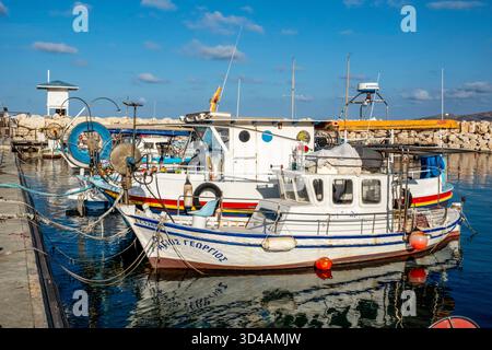 Fischerboote liegen im Hafen von Pomos, Republik Zypern Stockfoto