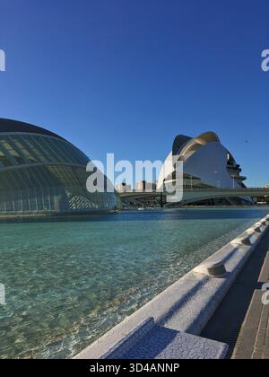 Valencia, Spanien - 01. Januar 2018: Moderne Architektur des Hemisferic und Palau de les Arts in der Stadt der Künste und Wissenschaften, Valencia. Reflexion Stockfoto