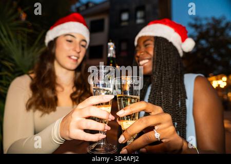 Freunde feiern weihnachten und Neujahr mit Sektgläsern Stockfoto