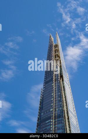 London, England, Großbritannien - 4. Juli 2025: Flacher Blick auf den Shard Wolkenkratzer im Zentrum von London Stockfoto