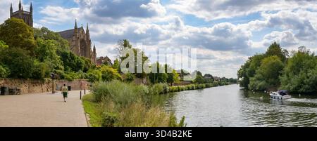 Worcester, Worcestershire, England, Großbritannien - 24. August 2025: Panoramablick auf den Fußweg unterhalb der Kathedrale am Ufer des Flusses Severn Stockfoto