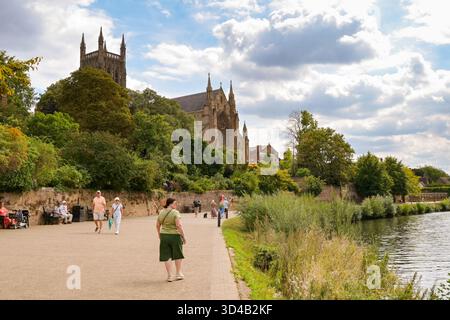 Worcester, Worcestershire, England, Großbritannien - 24. August 2025: Menschen auf dem Fußweg unterhalb der Kathedrale am Ufer des Severn Stockfoto
