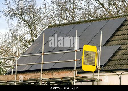 Cardiff, Wales, Vereinigtes Königreich - 28. November 2024: Installation von Solarpaneelen auf dem Dach eines Hauses. Stockfoto