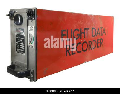 Bright Orange Flight Data Recorder, auch bekannt als „Black Box“, wird bei Flugsicherheitsuntersuchungen eingesetzt. Isoliert auf weißem Hintergrund Stockfoto
