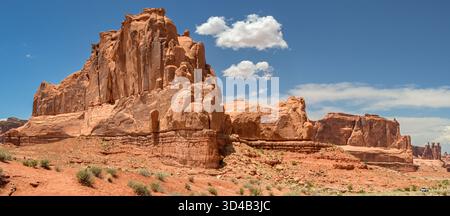 Moab, Utah, USA - 25. Mai 2025: Panoramablick auf eine Sandsteinformation im Arches National Park. Stockfoto