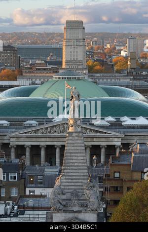 Statue & Union Jack im British Museum, London, bei Sonnenuntergang. Stockfoto