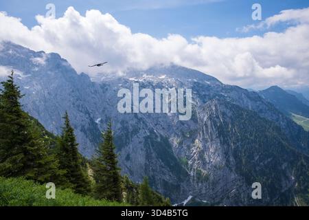 Atemberaubender Blick auf die bayerischen Alpen vom Adlernest, dem Kehlsteinhaus, dem historischen Rückzugsort Adolf Hitlers aus der NS-Zeit. Stockfoto