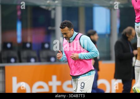 Mailand, Italien. November 2025. Pedro von SS Latium während der italienischen Serie A, Saison 2025/26, Fußballspiel zwischen Inter FC und SS Lazio am 09. November 2025 im Stadion Giuseppe Meazza, San Siro, Mailand, Italien. Quelle: Nderim Kaceli/Alamy Live News Stockfoto