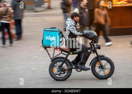 Stadtzentrum, Einkaufsstraße, Fußgängerzone Kettwiger Straße in Essen, Fahrradkurier vom Lieferservice Wolt auf einem E-Fatbike, vor dem OP Stockfoto