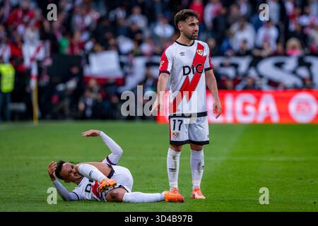 Madrid, Madrid, Spanien. November 2025. Unai Lopez von Rayo Vallecano (R) ist ein Hinweis auf Alvaro Garcia von Rayo Vallecano (L) während des LaLiga EA Sports Fußballspiels zwischen Rayo Vallecano und Real Madrid im Estadio Vallecas am 9. November 2025 in Madrid, Spanien. (Kreditbild: © Alberto Gardin/ZUMA Press Wire) NUR REDAKTIONELLE VERWENDUNG! Nicht für kommerzielle ZWECKE! Quelle: ZUMA Press, Inc./Alamy Live News Stockfoto