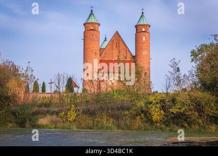 Außenansicht der St. Johannes-Täuferkirche im Dorf Brochow, Polen Stockfoto
