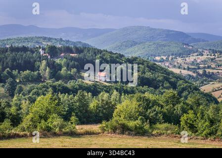 Luftaufnahme des Dorfes Sirogojno in den Bergen von Zlatibor in Serbien Stockfoto