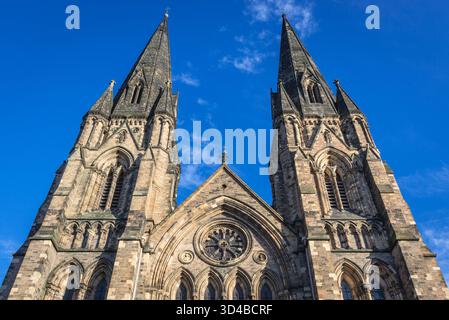 Vorderansicht mit Türmen und Rosenfenster der Kathedrale St. Mary in Edinburgh City, Schottland, Großbritannien Stockfoto