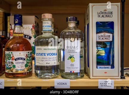 Nizza, Frankreich - 14. Mai 2024: Einzigartige kleine Liköre, Camus Ile de Re Cognac, Menton Lemon Vodka und Monaco Citrus Gin in einem Spezialgeschäft Stockfoto
